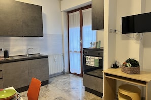 Fridge, oven, stovetop, coffee/tea maker