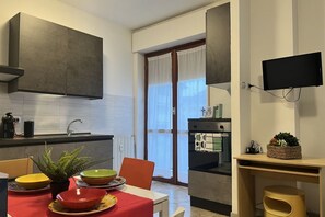 Fridge, oven, stovetop, coffee/tea maker - Bnbook Studio Beatrice Rho Fiera (Rho)