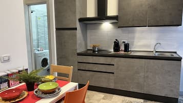 Fridge, oven, stovetop, coffee/tea maker