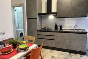 Geladeira, fogão, cooktop, cafeteira/chaleira