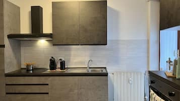 Fridge, oven, stovetop, coffee/tea maker