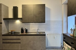 Kylskåp, ugn, spishäll och kaffe- och tebryggare