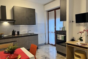 Fridge, oven, stovetop, coffee/tea maker