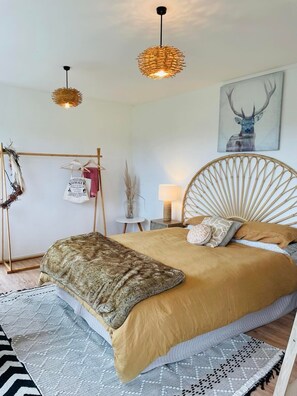 1 bedroom, bed sheets - Country Studio Out West (Helensville)