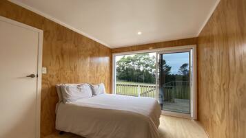 6 bedrooms, bed sheets