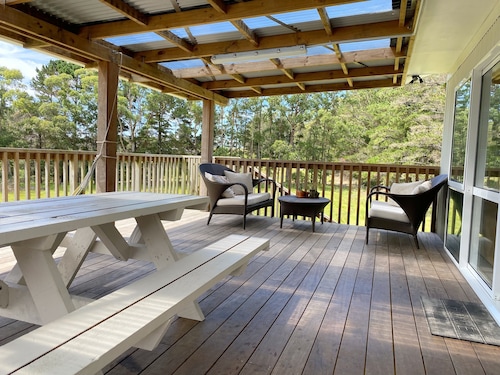 Epic holiday or retreat venue- Massive yoga/chill room with beach only 1min away