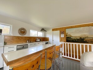 Jääkaappi, mikroaaltouuni, uuni, liesi