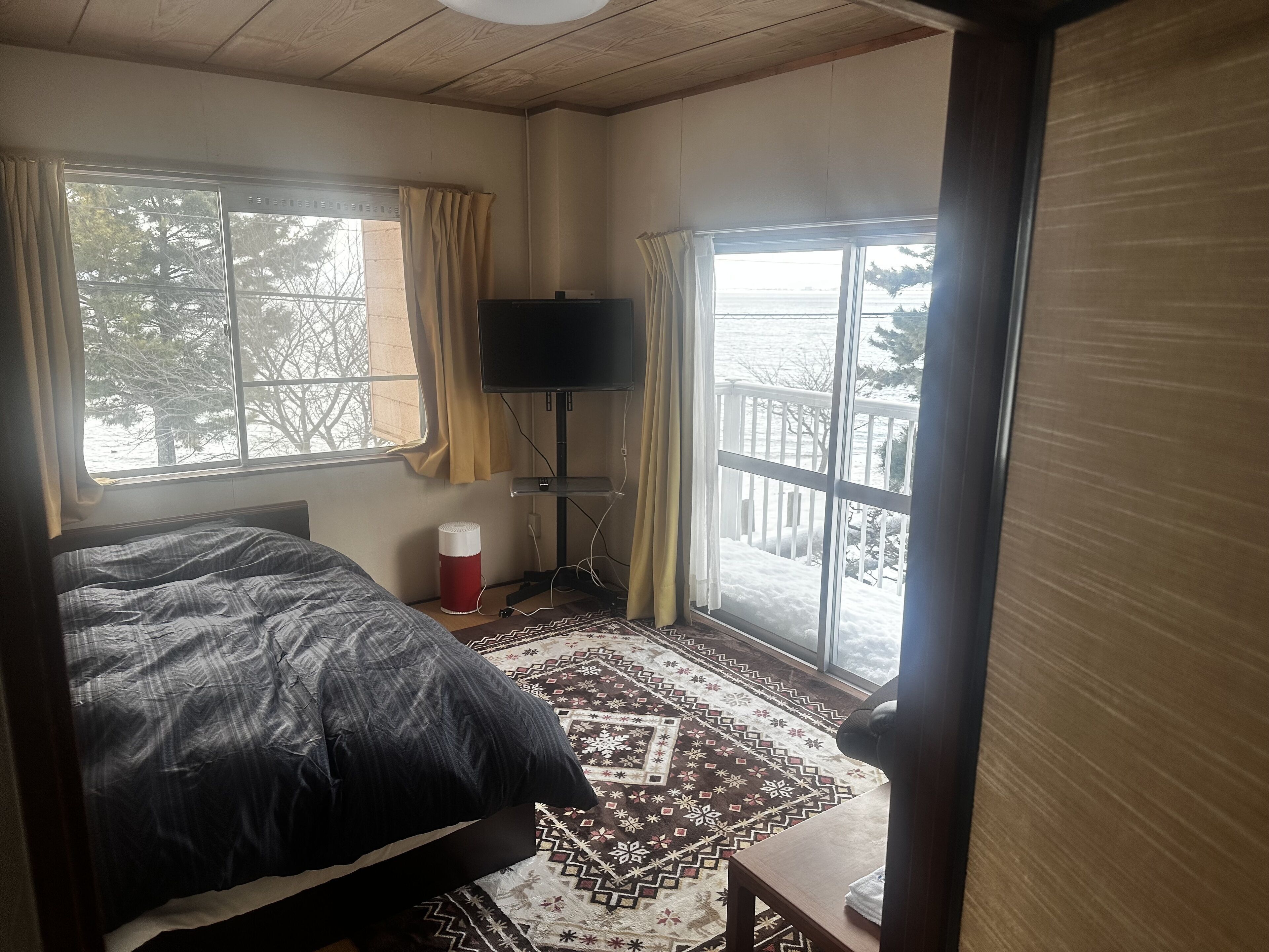 Premium bedding, down comforters, laptop workspace, free WiFi