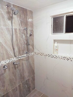 Dusche, Handtücher, Seife, Shampoo