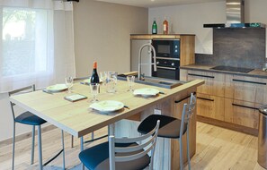 Kühlschrank, Mikrowelle, Ofen, Wasserkocher mit Kaffee-/Teezubehör