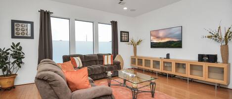 Smart-TV, DVD-Player, Bücher, Stereoanlage