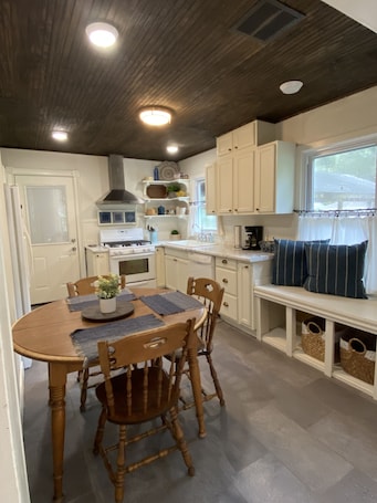 Private kitchen. Charming 2/1 Centrally located and close to ULM! Pet Friendly!
