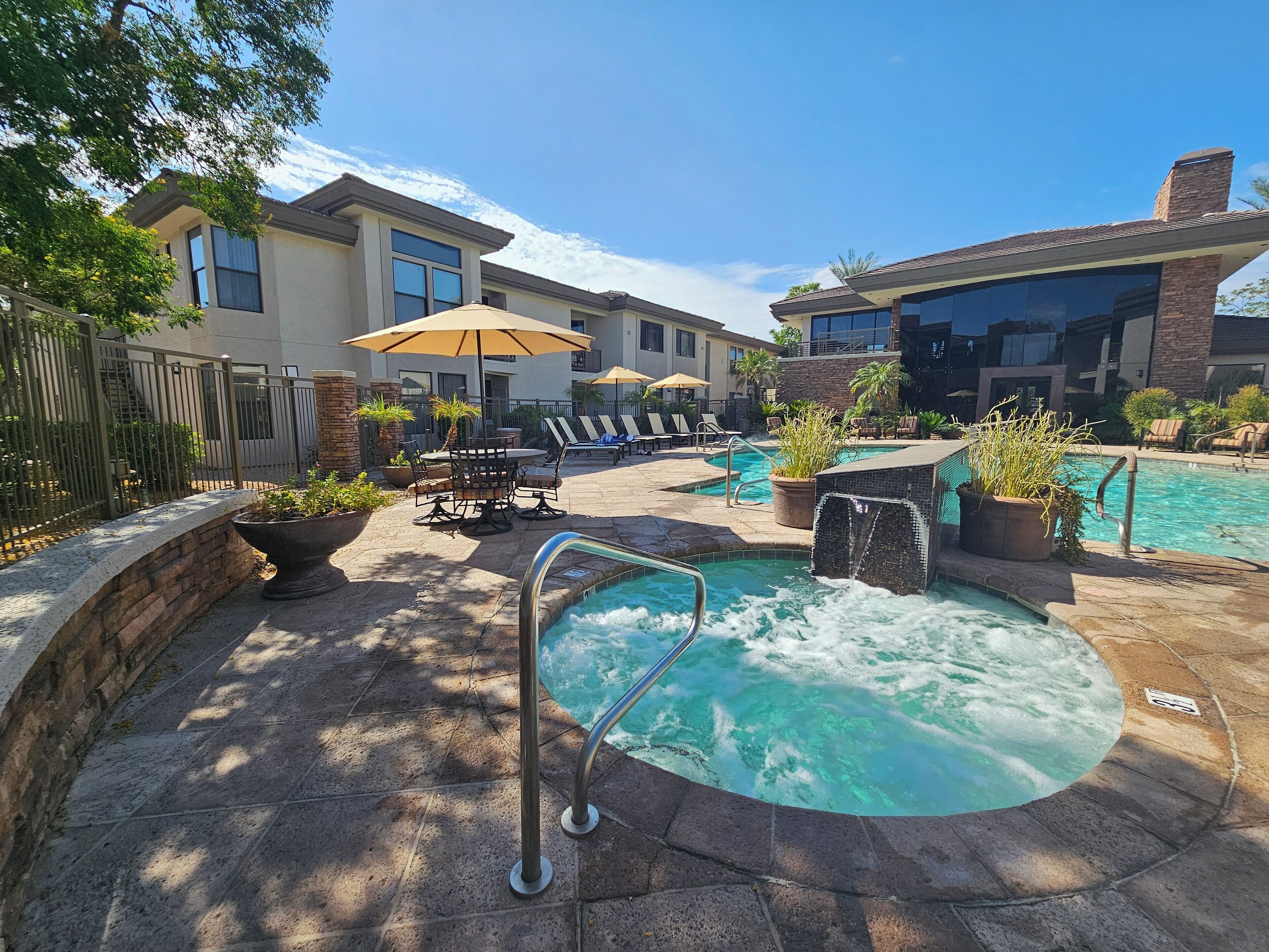 North Scottsdale Oasis. Resort-style condo. GATED COMMUNITY, prime location!!!