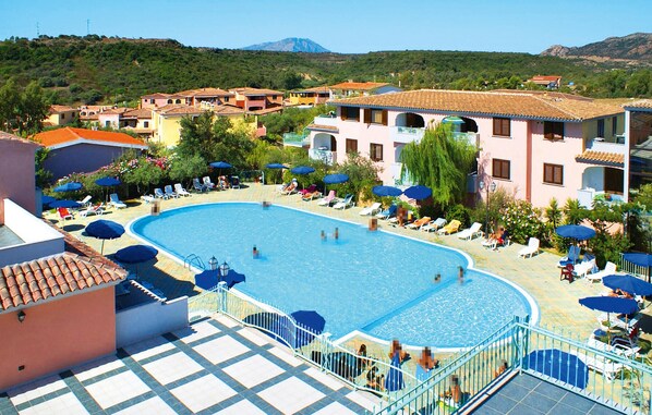 Una piscina al aire libre