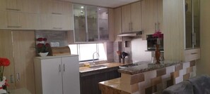 Een koelkast, een magnetron, een oven, een waterkoker