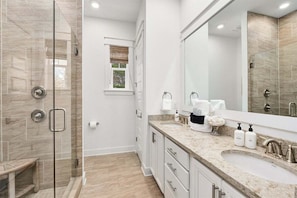 Combined shower/tub, hair dryer, towels