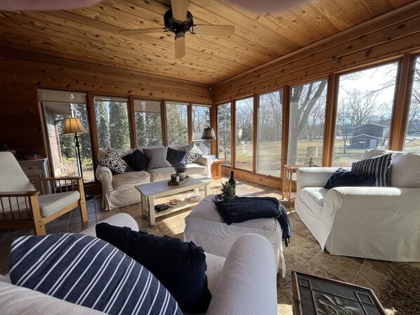 Smart TV - Cozy Home on Fox River w/ Outdoor Living - 19 min to EAA, 50 min to Lambeau (Omro)