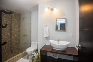 Douche, articles de toilette gratuits, serviettes fournies, savon