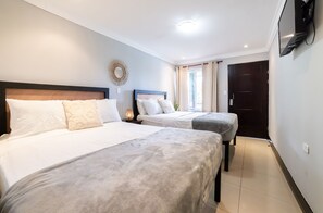 Chambre Double Confort | Draps en coton égyptien, literie de qualité supérieure, Wi-Fi gratuit