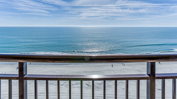 A beach with a clear sky and ocean. - Luxury Beachfront Studio, Endless Ocean Views, Resort Amenities, Newly Remodeled (Myrtle Beach)