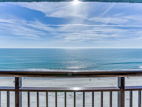 Luxury Beachfront Studio, Endless Ocean Views, Resort Amenities, Newly Remodeled