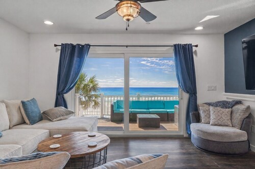 Newly remodeled beachfront townhome - Sleeps 14
