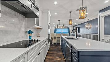 Jääkaappi, mikroaaltouuni, uuni, liesi