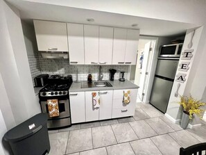 Réfrigérateur, micro-ondes, four, cafetiÚre/bouilloire