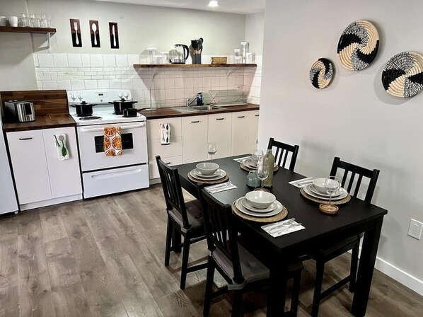 Refrigerador, microondas, horno y cafetera y tetera 