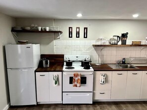 Refrigerador, microondas, horno y cafetera y tetera 