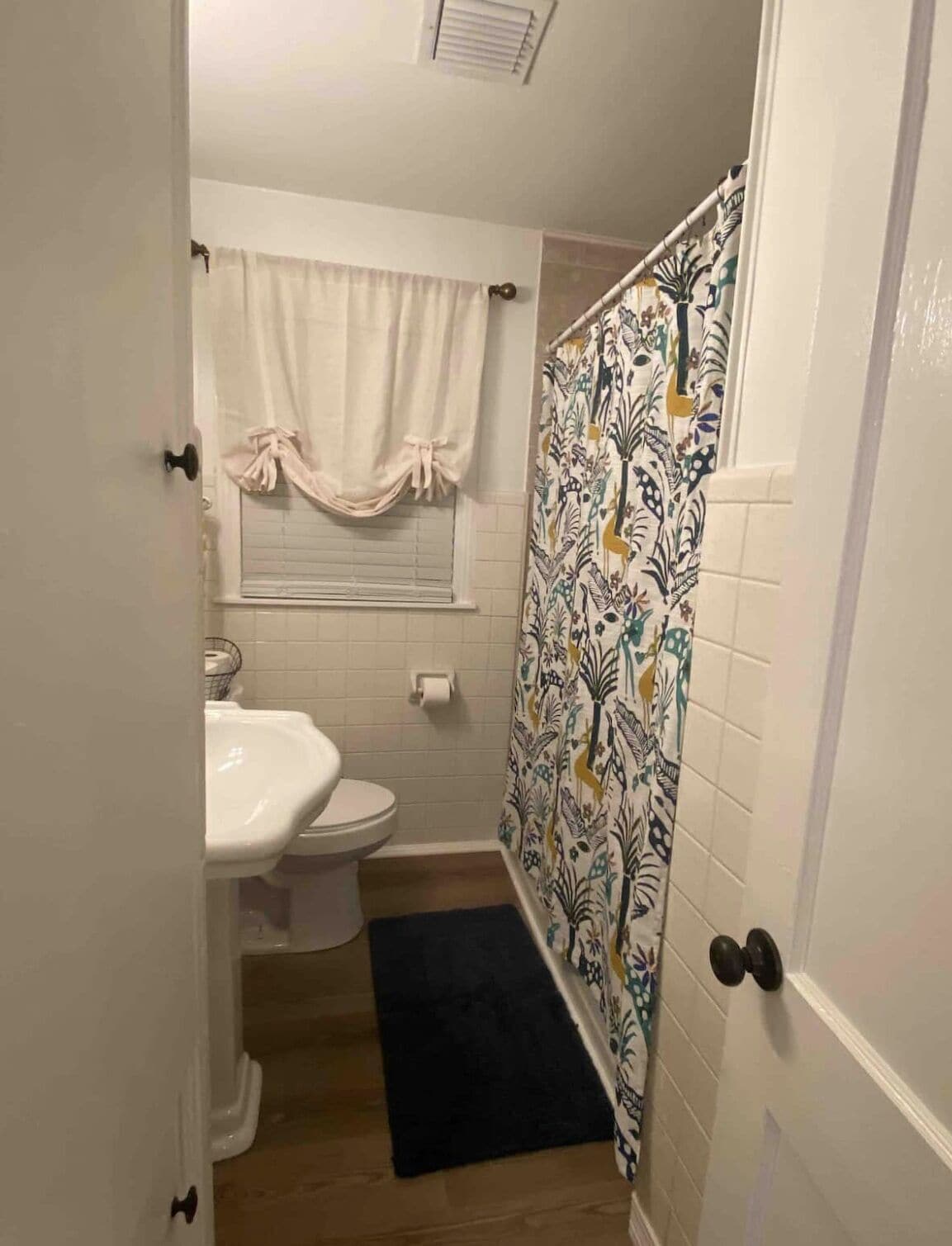 Une petite salle de bain avec des toilettes, un lavabo et un rideau de douche.