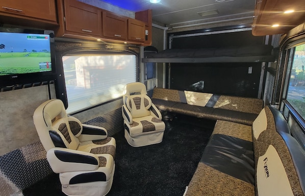 Interior - Superbowl getaway on a mini farm. (Gilbert)