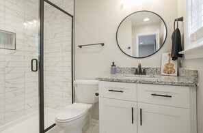 Dusche, Haartrockner, Handtücher, Toilettenpapier