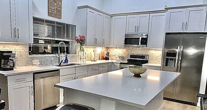 Luxury 4/bed w/Pool & Putt Grn