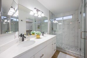 Dusche, Haartrockner, Handtücher, Seife