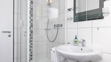 Een douche, handdoeken