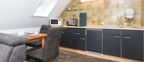 Kylskåp, mikrovågsugn, spishäll och kaffe- och tebryggare