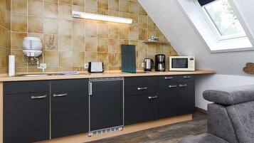 Een magnetron, een kookplaat, een koffiezetapparaat/waterkoker