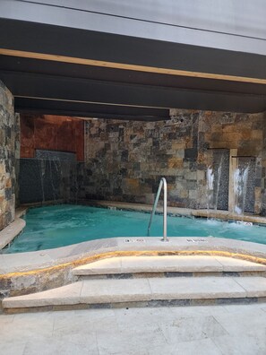 Alberca techada y alberca climatizada