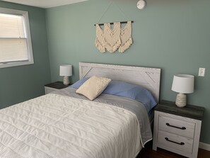 5 bedrooms, iron/ironing board, WiFi, bed sheets