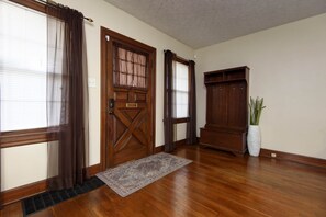 Interior - Sleeps 3 Couples or family - great for traveling nurses (Springfield)