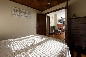 3 bedrooms, free WiFi, bed sheets - Sleeps 3 Couples or family - great for traveling nurses (Springfield)