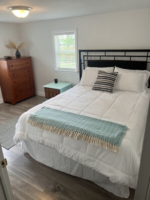 3 bedrooms, in-room safe, desk, iron/ironing board - 5 minutes to 2 neighborhood boat launches, several beaches,historic St Augustine (St. Augustine)