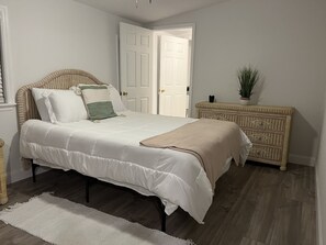 3 室のベッドルーム、セーフティボックス (室内)、デスク、アイロン / アイロン台