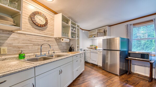 Refrigerador, microondas, horno y parrilla de estufa 