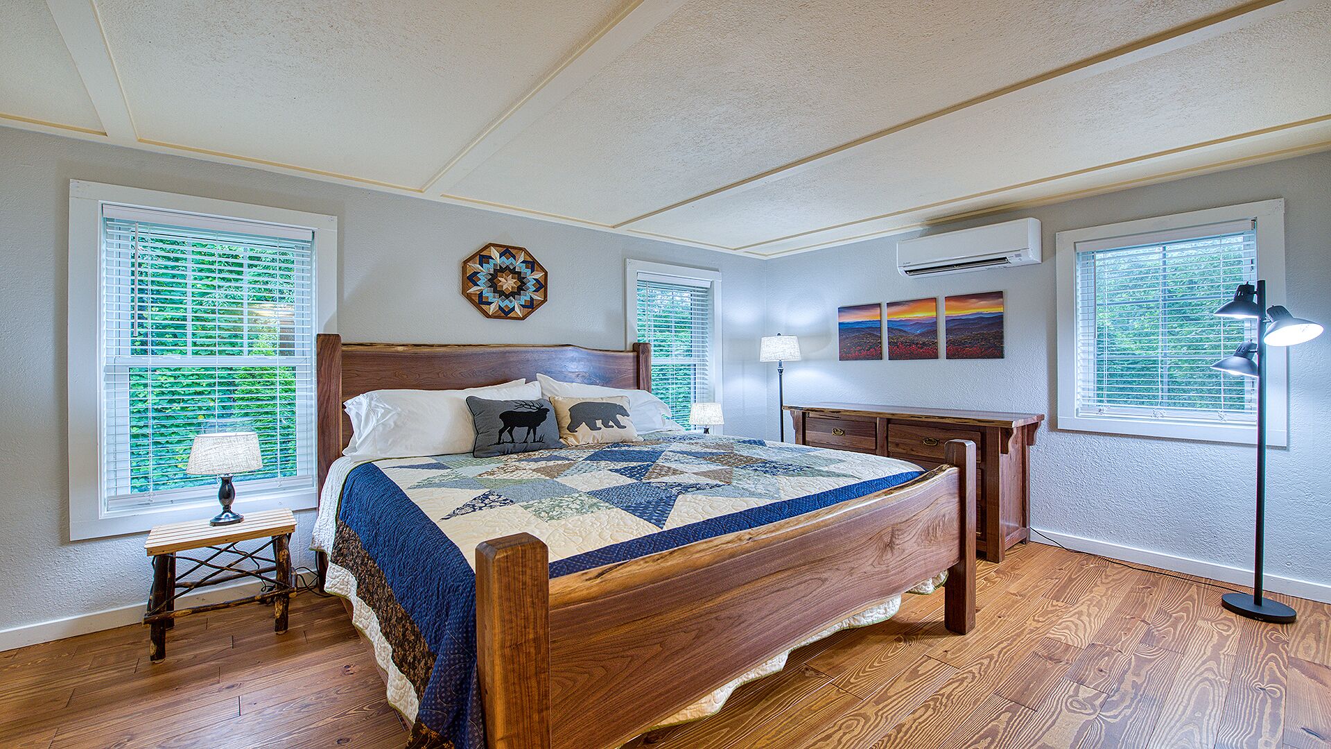 5 bedrooms, desk, travel cot, free WiFi