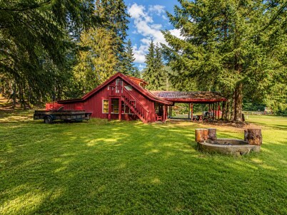 Front Lodge Near Mount Rainier, Sleeps 8, Big Living Room
