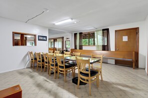 Dining - Front Lodge Near Mount Rainier, Sleeps 8, Big Living Room (Ashford)
