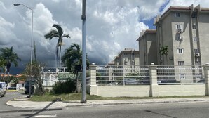 A gated building with a sign reading "Oaklands." - Magic casa (Kingston)