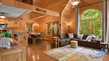 Smart TV, chimenea y libros